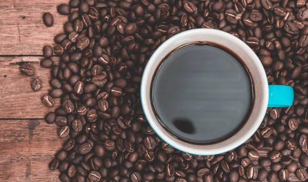 Modrý kávový pohár na grunge dřevěné vrchní pozadí, horní pohled w — Stock fotografie