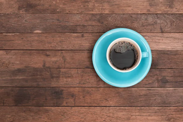 Xícara de café azul no fundo superior da mesa de madeira grunge, vista superior w — Fotografia de Stock