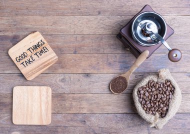 Kahve öğütücüsü, kavrulmuş kahve çuval bezi ve boş ahşap pla