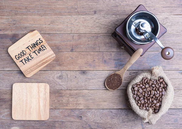 Kahve öğütücüsü, kavrulmuş kahve çuval bezi ve boş ahşap pla