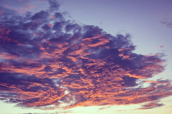 Tramonto drammatico cielo blu arancio nuvole sfondo — Foto Stock