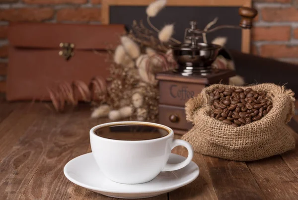 White coffee cup,coffee grinder and coffee beens in burlap  deco — Stock Photo, Image