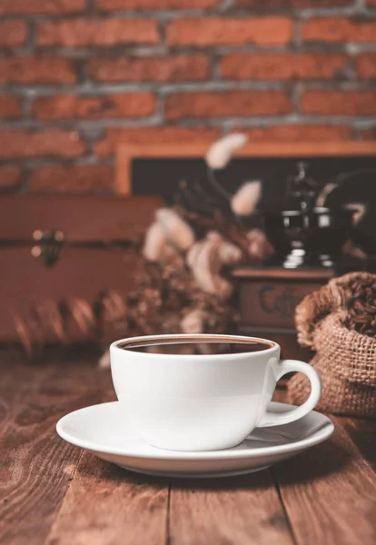 Bílý šálek kávy, mlýnek na kávu a kávová zrna v Burlap Deco — Stock fotografie