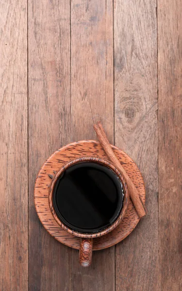 Black coffee in wood cup over grunge wooden table background,top — Stock Photo, Image