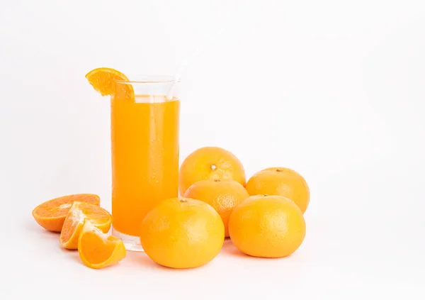 Vidrio de zumo de naranja fresco y frutas en fondo blanco —  Fotos de Stock