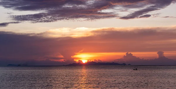 Hermosa puesta de sol de playa con mar azul y nubes de cielo de luz dorada — Foto de Stock