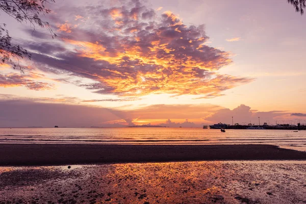 Panorámica puesta de sol tropical de mar púrpura con baño de luz dorada. —  Fotos de Stock