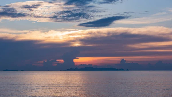 Hermosa puesta de sol de playa con mar azul y nubes de cielo de luz dorada — Foto de Stock