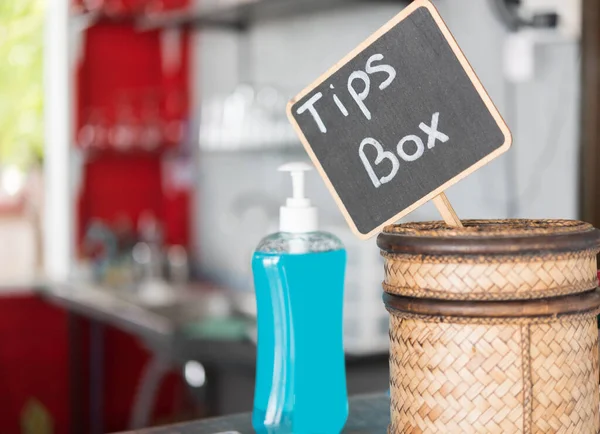 Trinkgeldbox Und Händedesinfektionsmittel Auf Dem Tisch Restaurant — Stockfoto