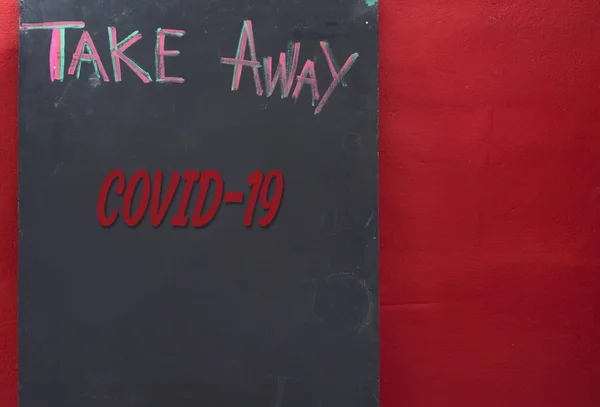 Kırmızı Arkaplan Üzerinde Covid Iken Grunge Siyah Tahtasında Yazılmış Metni — Stok fotoğraf