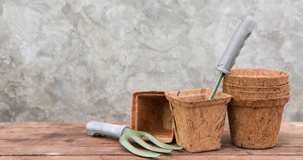 Écologie Pots Fleurs Fibre Coco Pelle Sur Table Bois Avec — Photo