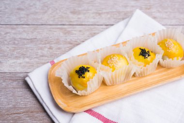 Ahşap tepside siyah beyaz susam tohumlu Çin pastanesi. 