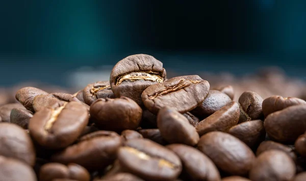 Aroma Chicchi Caffè Torrefatto Con Fumo Che Sale Sfondo Verde — Foto Stock