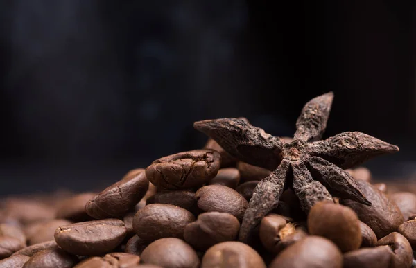 Aroma Chicchi Caffè Torrefatto Ani Stellati Con Fumo Che Sale — Foto Stock