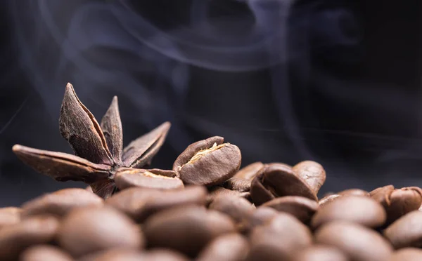 Aroma Chicchi Caffè Torrefatto Ani Stella Con Fumo Che Sale — Foto Stock