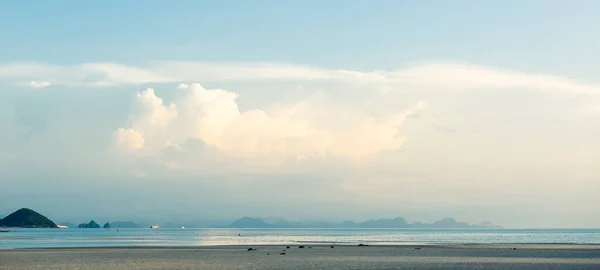 Escenario Marino Verano Azul Brillante Cielo Marino Nubes Blancas Fondo —  Fotos de Stock