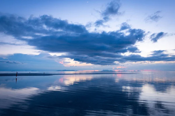 Tramonto Drammatico Tropicale Grande Pioggia Nuvola Cielo Blu Mare — Foto Stock