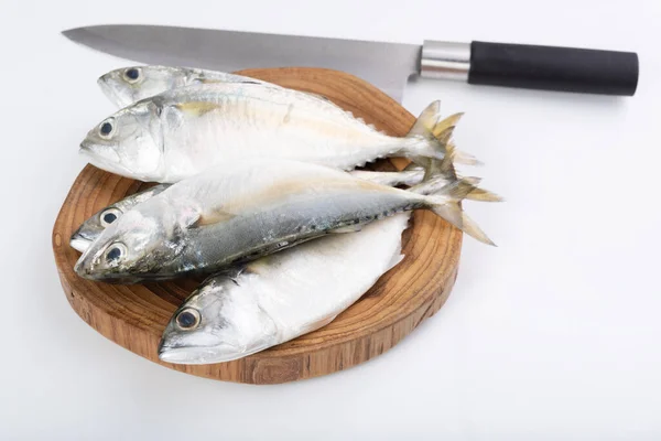 白底木制刨花板上新鲜的鲭鱼和刀片 — 图库照片