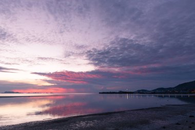 Panoramik tropikal mor deniz göğü altın ışıklı arka plan, uzun pozlama, Samui adası, Tayland