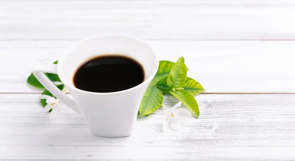 Kaffe Kopp Vit Blomma Trä Kontor Skrivbord Med Morgon Solljus — Stockfoto