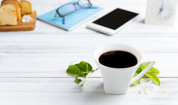 Frukost Set Med Kaffekopp Krispigt Smör Bröd Mobiltelefon Glasögon Och — Stockfoto