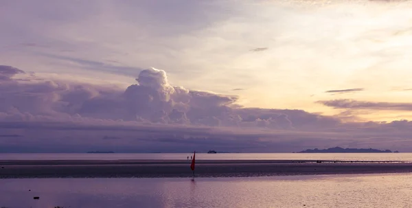 Panorâmica Tropical Roxo Céu Mar Por Sol Com Fundo Grande — Fotografia de Stock