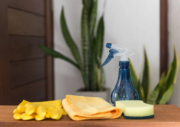 Juego Artículos Limpieza Mesa Madera Casa Con Fondo Planta Sanseviera —  Fotos de Stock