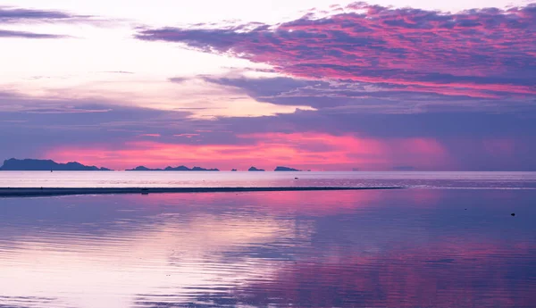 Panoramiczny Tropikalny Purpurowy Zachód Słońca Niebo Złotym Tle Światła Długa — Zdjęcie stockowe