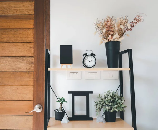 Holzregal Mit Strauß Trockener Blumen Gras Topf Grün Der Vase — Stockfoto