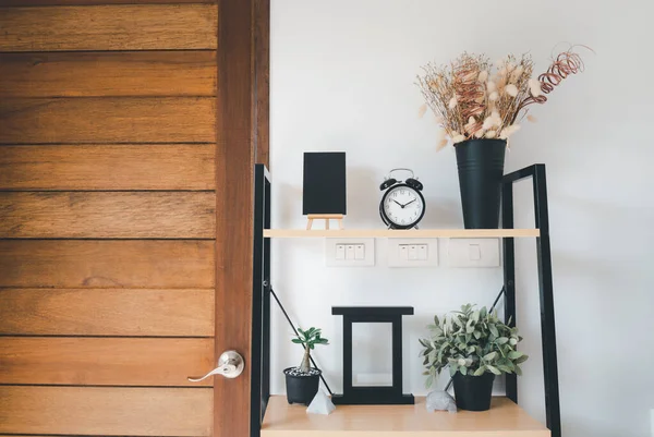 Holzregal Mit Strauß Trockener Blumen Gras Topf Grün Der Vase — Stockfoto