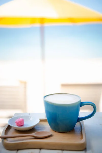 Zomer Blauwe Koffie Latte Kopje Bij Het Strand Met Gele — Stockfoto