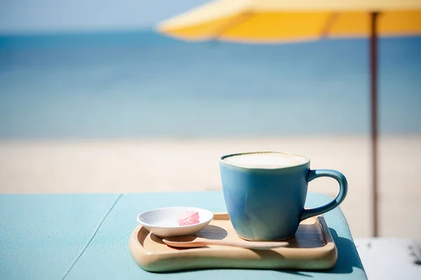 Sommar Blått Kaffe Latte Kopp Vid Stranden Med Gul Paraply — Stockfoto