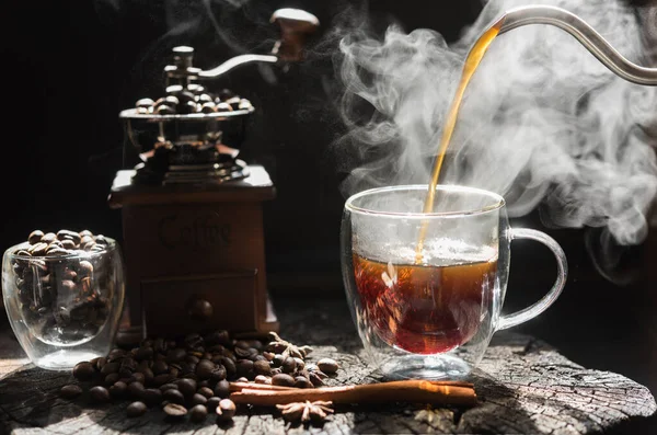 Taza Café Vapor Con Molinillo Habas Tetera Taza Vidrio Sobre —  Fotos de Stock