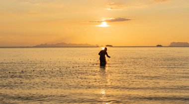 Güzel tropikal sarı plaj günbatımı turuncu bulutlar gökyüzü arka planı
