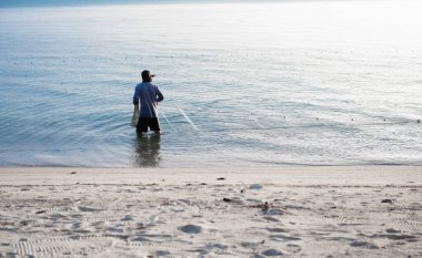 Güzel tropik plaj mavi denizi siluet balıkçı hayatıyla