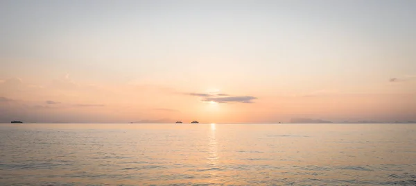 美丽的热带海滩落日和迷人的橙色云彩 还有海面上的船只 — 图库照片