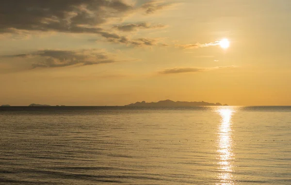 Bela Praia Yelllow Tropical Pôr Sol Laranja Nuvens Céu Fundo — Fotografia de Stock