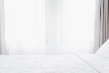 Güzel, yumuşak, rahat, beyaz yatak odası. İçi fotokopi alanı dolu.