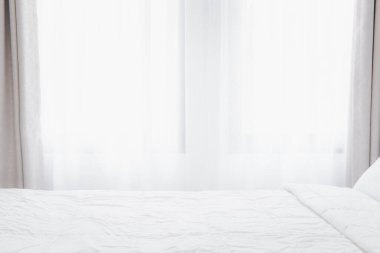 Güzel, yumuşak, rahat, beyaz yatak odası. İçi fotokopi alanı dolu.