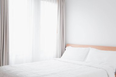 Güzel, yumuşak, rahat, beyaz yatak odası. İçi fotokopi alanı dolu.