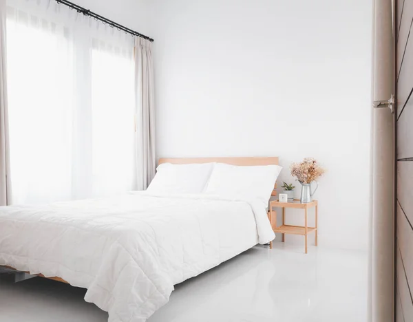 Όμορφο Λευκό Καθαρό Άνετο Υπνοδωμάτιο Εσωτερικό Πράσινο Και Αποξηραμένα Γλάστρα — Φωτογραφία Αρχείου