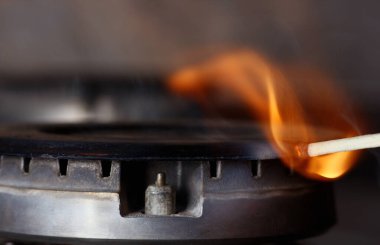 Gaz sobasındaki gazı tutuşturan bir kibrit.