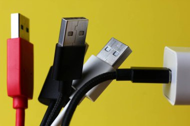 sarı arkaplandaki renkli usb şarj kabloları