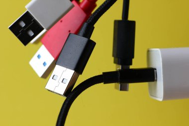sarı arkaplandaki renkli usb şarj kabloları