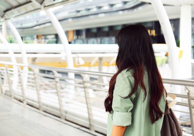 Başkentte seyahat güzel kadınlar gülümseme ve holding çanta.