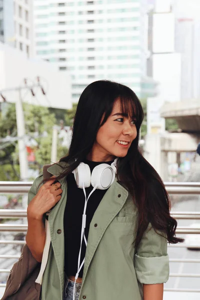 Mulheres Bonitas Sorriem Seguram Viagem Saco Capital — Fotografia de Stock