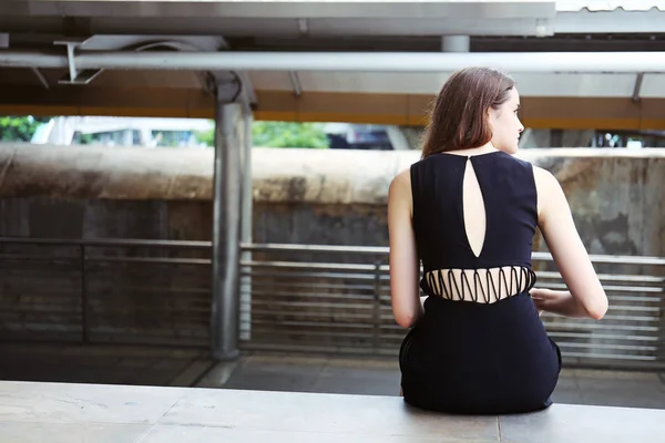 Hermosa Mujer Blanca Sentado Relajación Pensamiento Calle — Foto de Stock