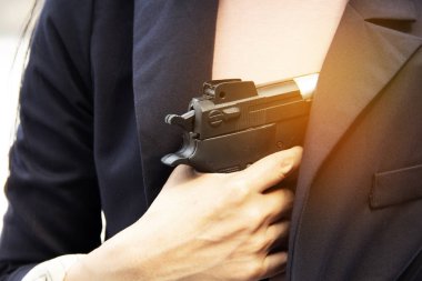 Silah tutan kadın kapatmak.