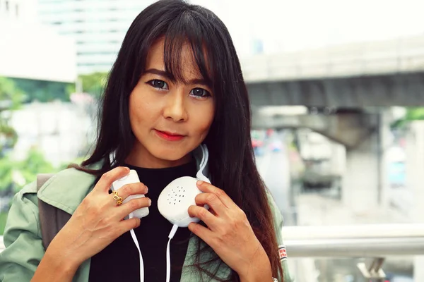 Menina Bonita Ouvir Música Viajar Capital — Fotografia de Stock