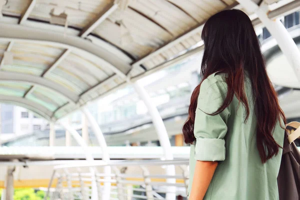 Schöne Mädchen Teenager Und Tragetasche Für Reisen Der Stadt Bangkok — Stockfoto